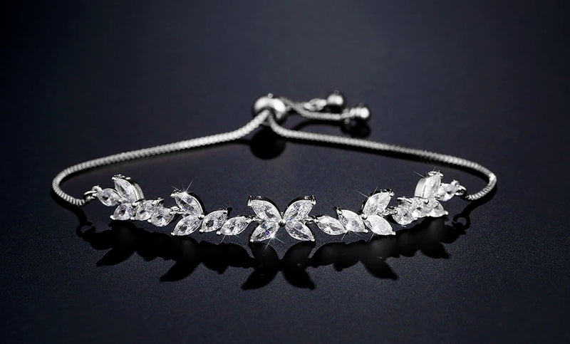 Pulseira Florescer - banhada a ouro amarelo ou platina com zircônias em forma de flores
