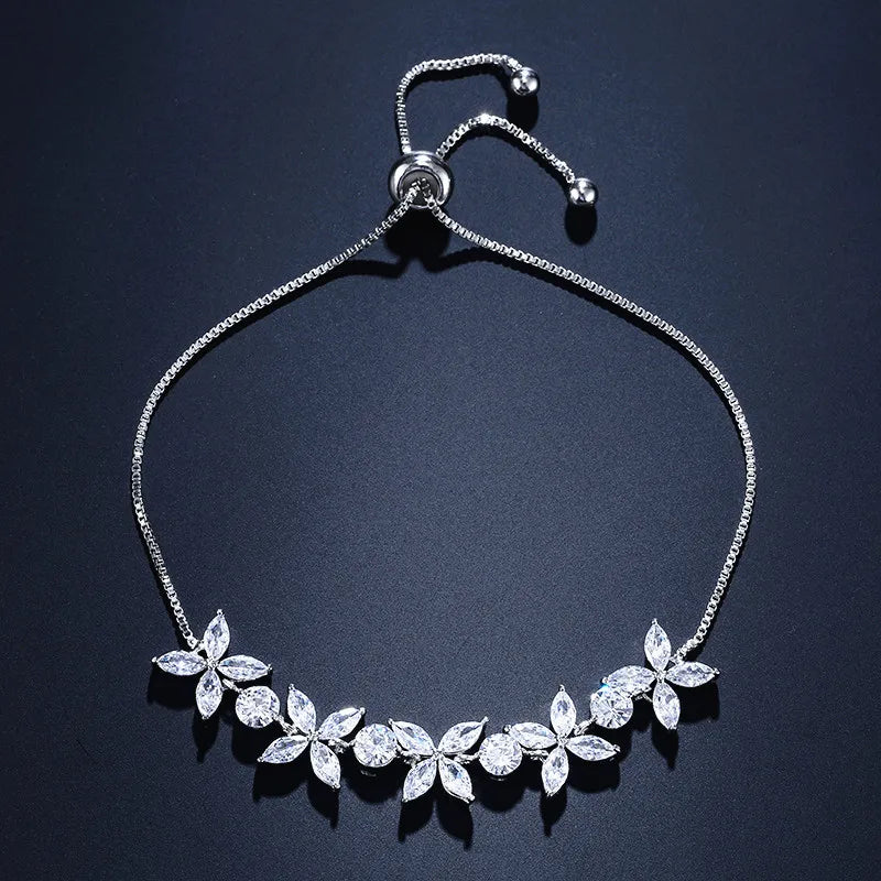 Pulseira Florescer - banhada a ouro amarelo ou platina com zircônias em forma de flores