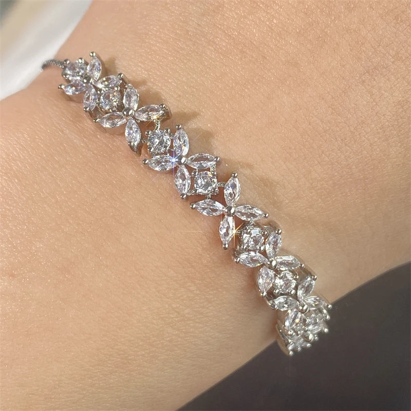 Pulseira Florescer - banhada a ouro amarelo ou platina com zircônias em forma de flores