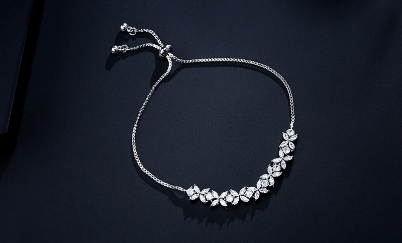 Pulseira Florescer - banhada a ouro amarelo ou platina com zircônias em forma de flores