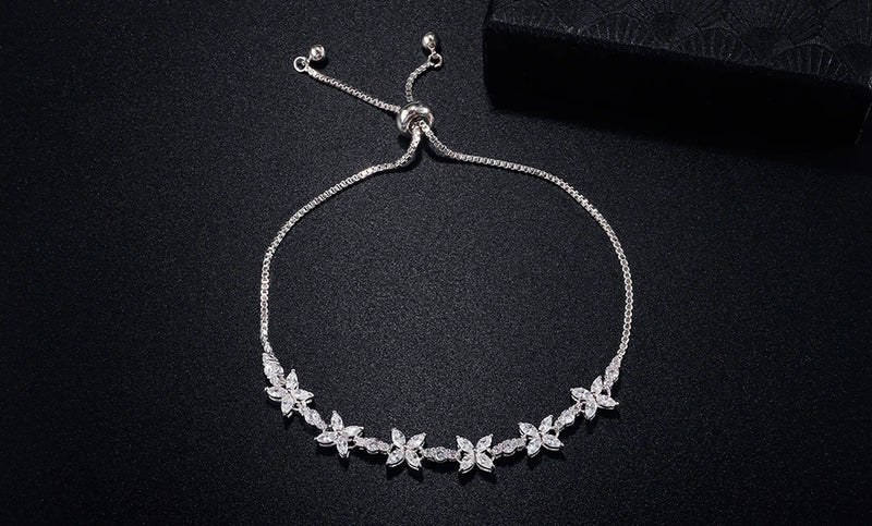 Pulseira Florescer - banhada a ouro amarelo ou platina com zircônias em forma de flores