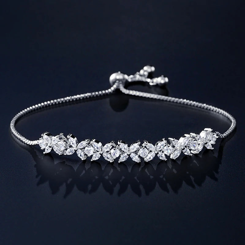 Pulseira Florescer - banhada a ouro amarelo ou platina com zircônias em forma de flores