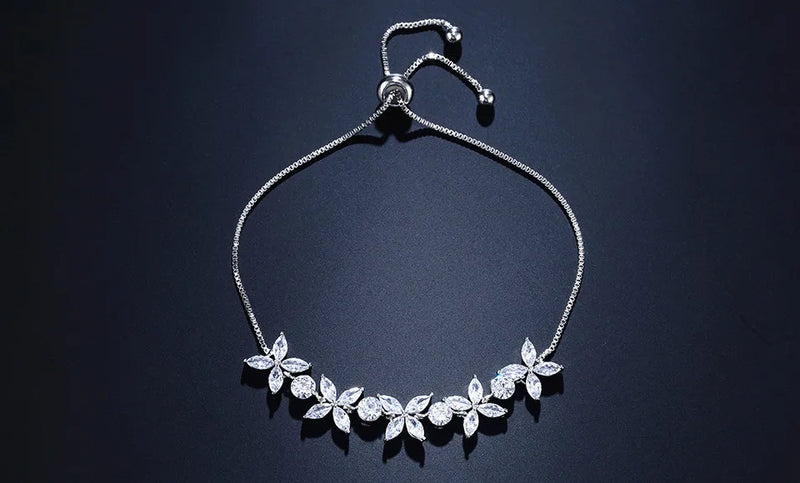 Pulseira Florescer - banhada a ouro amarelo ou platina com zircônias em forma de flores