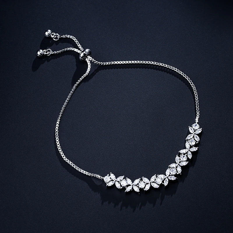 Pulseira Florescer - banhada a ouro amarelo ou platina com zircônias em forma de flores
