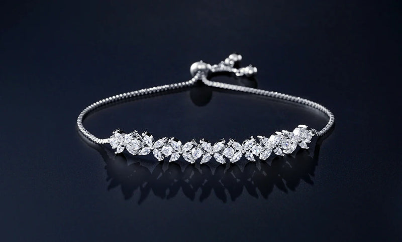 Pulseira Florescer - banhada a ouro amarelo ou platina com zircônias em forma de flores